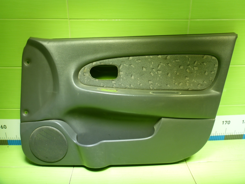 Обшивка двери передней правой