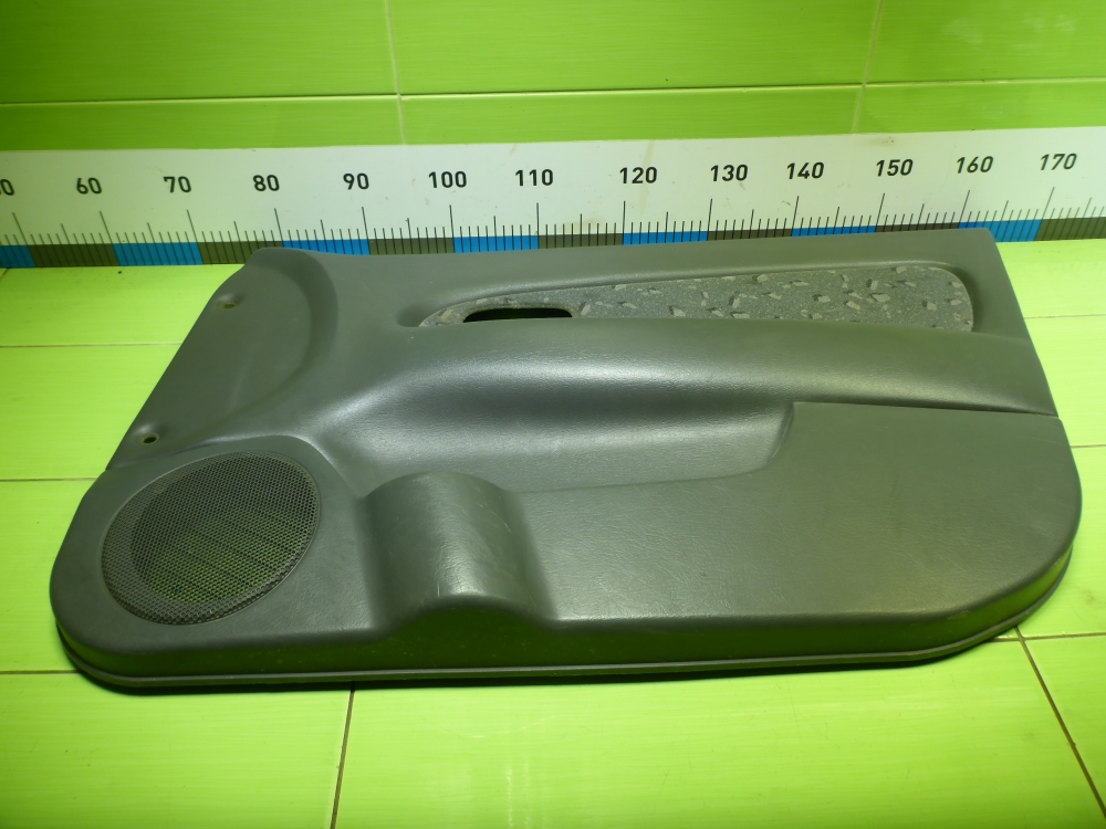 Обшивка двери передней правой