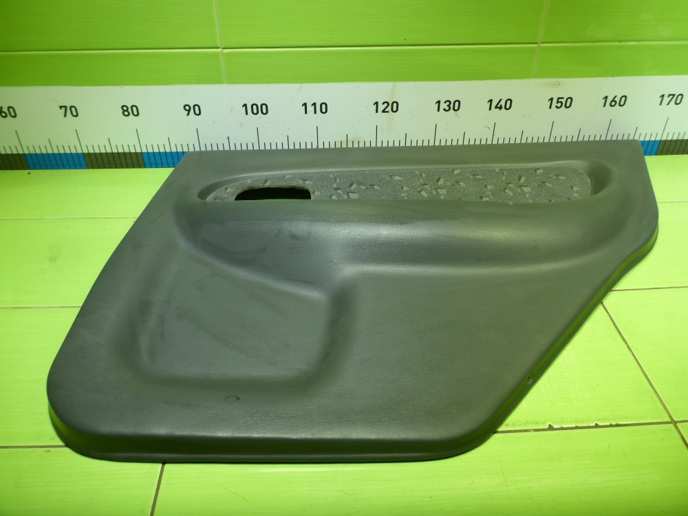 Обшивка двери задней правой