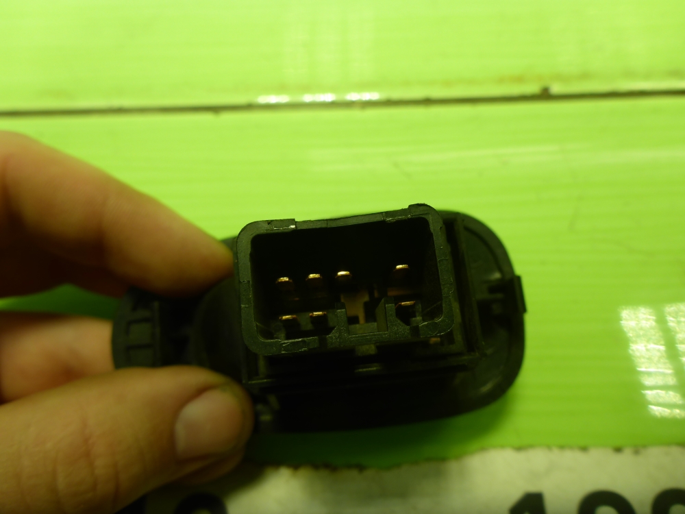 Кнопка стеклоподъемника