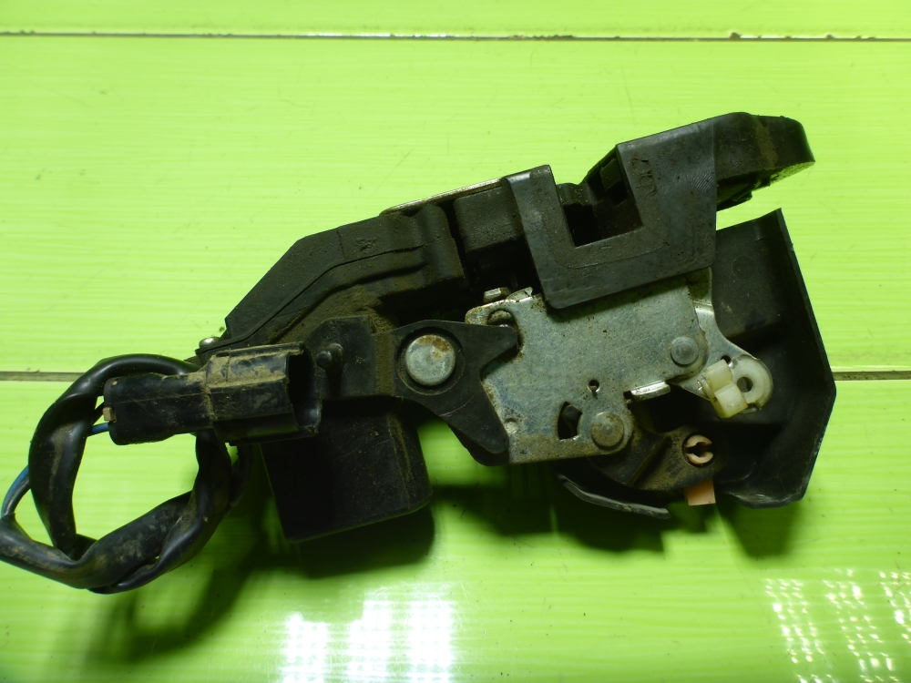 Замок двери задней левой