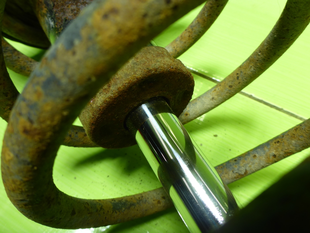 Амортизатор задний левый