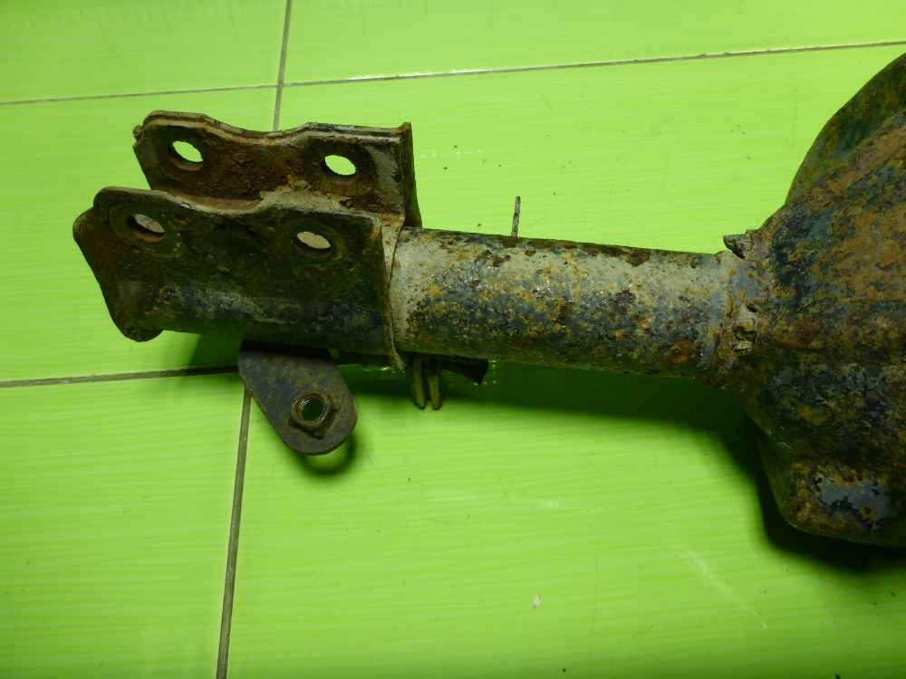 Амортизатор задний левый