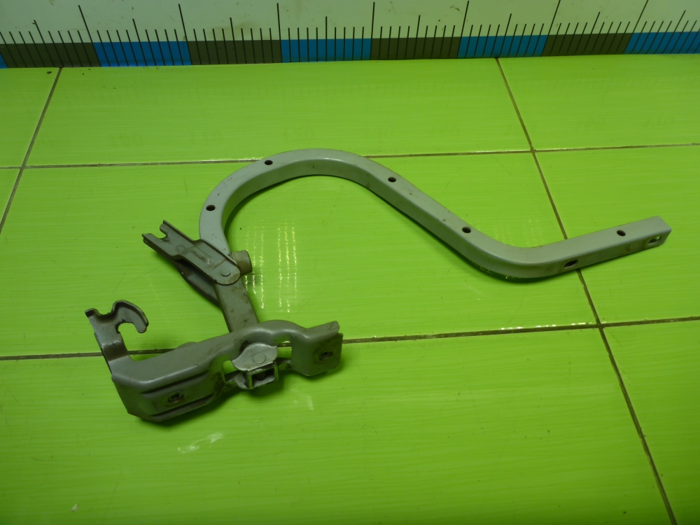 Петля крышки багажника