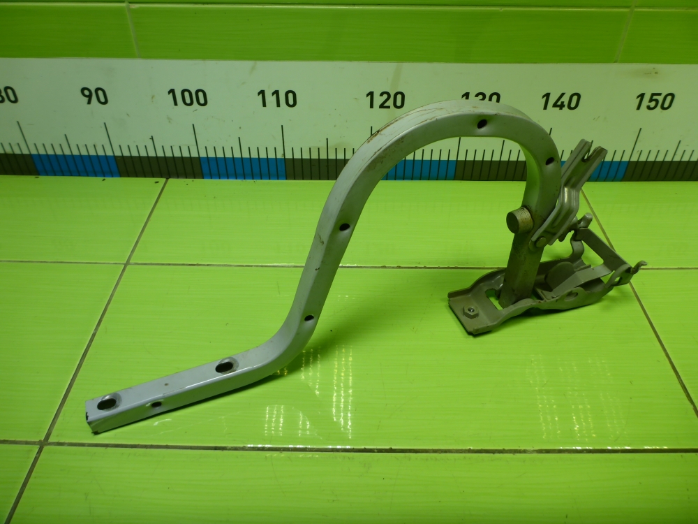 Петля крышки багажника