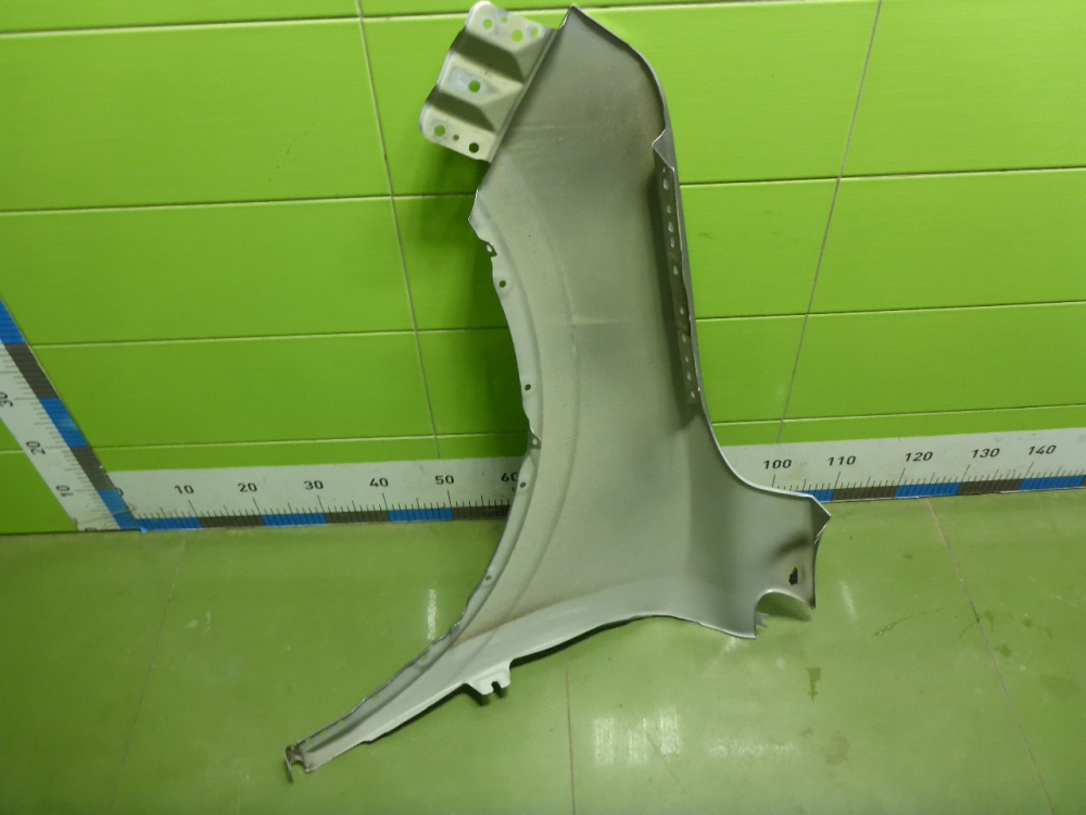 Крыло переднее правое