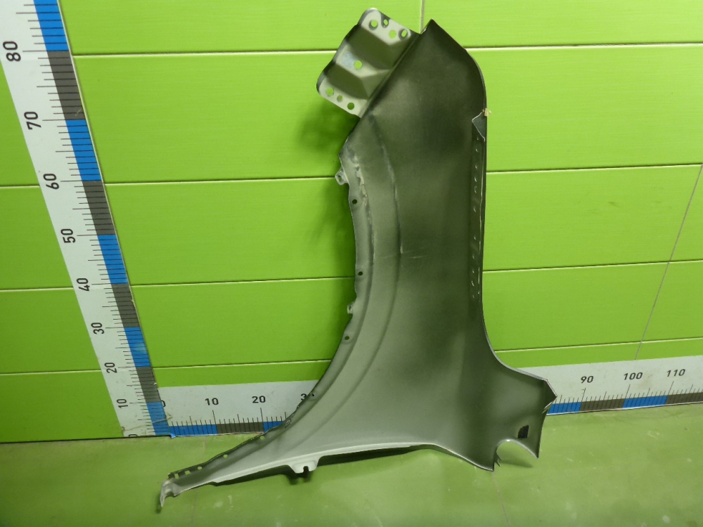 Крыло переднее правое
