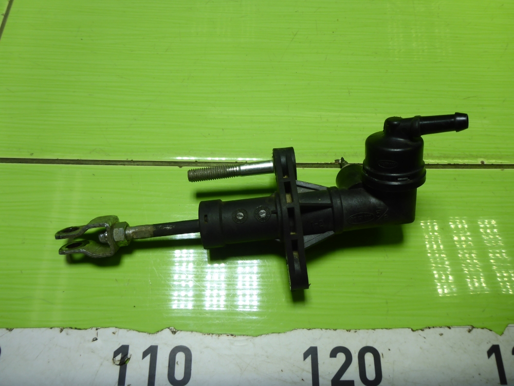 Цилиндр сцепления главный