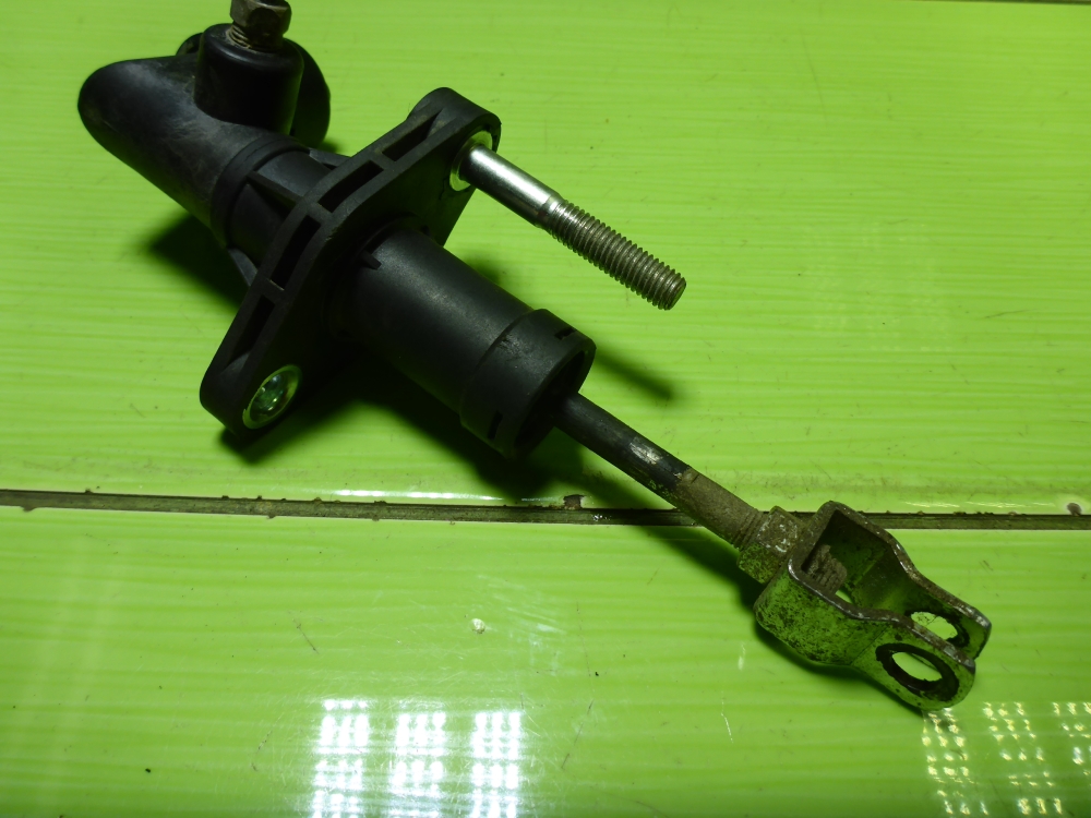 Цилиндр сцепления главный