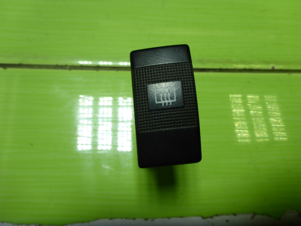 Кнопка обогрева заднего стекла