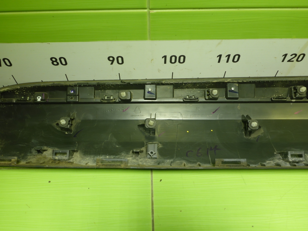 Накладка двери передней правой