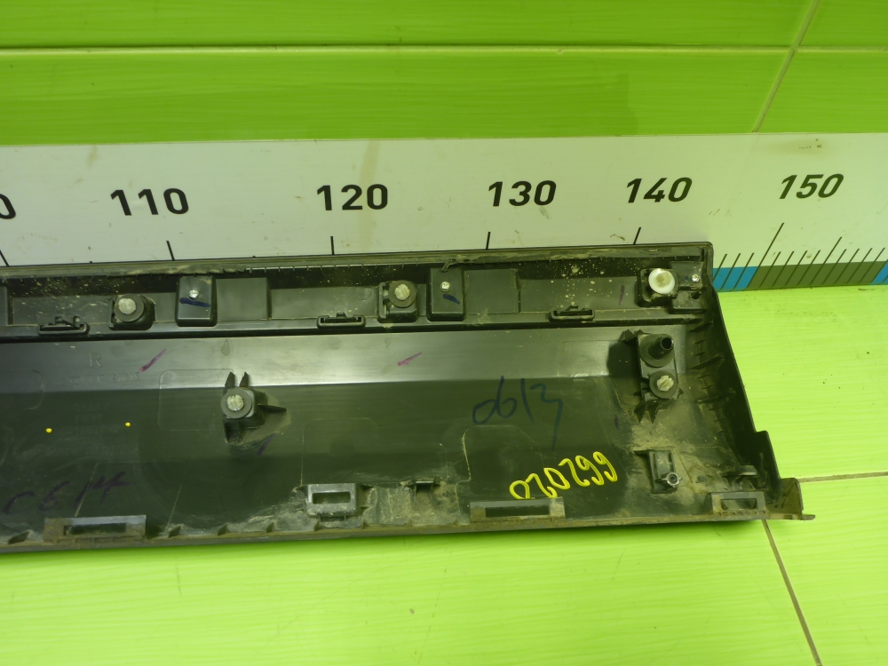 Накладка двери передней правой