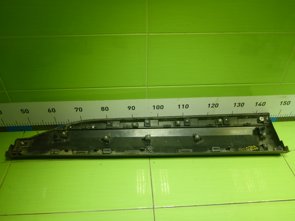 Накладка двери передней правой