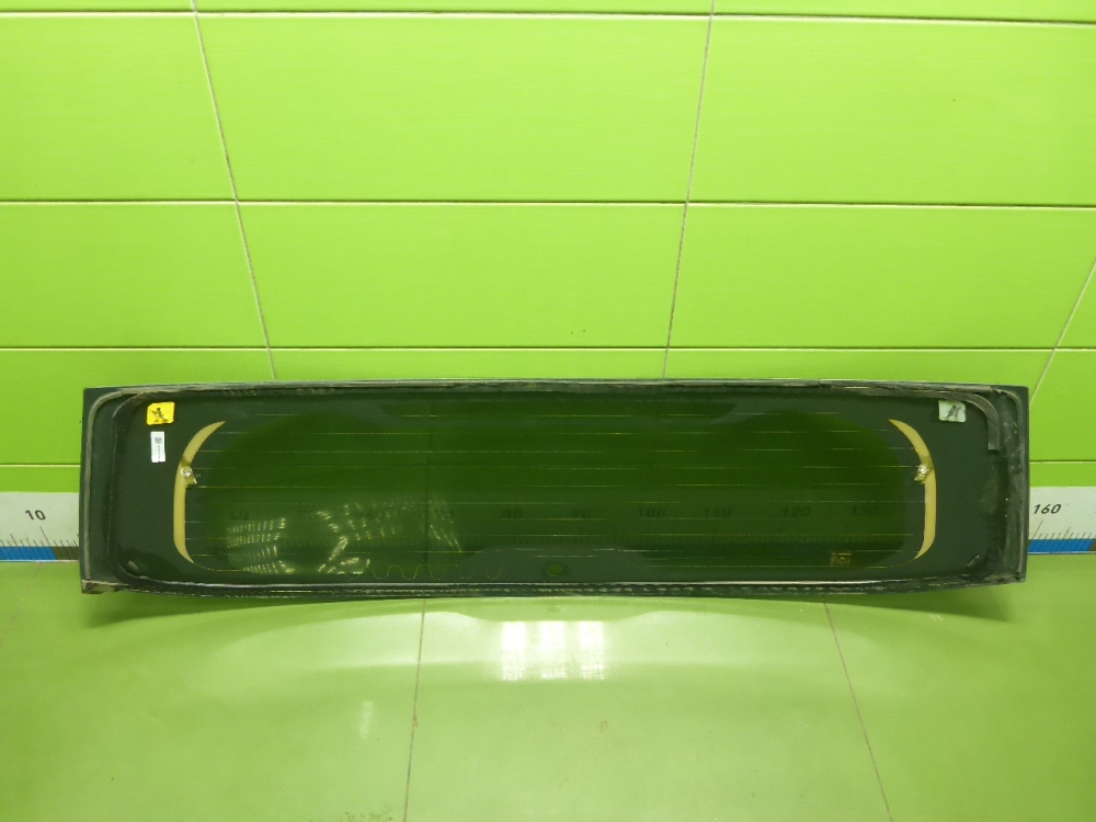 Стекло двери багажника