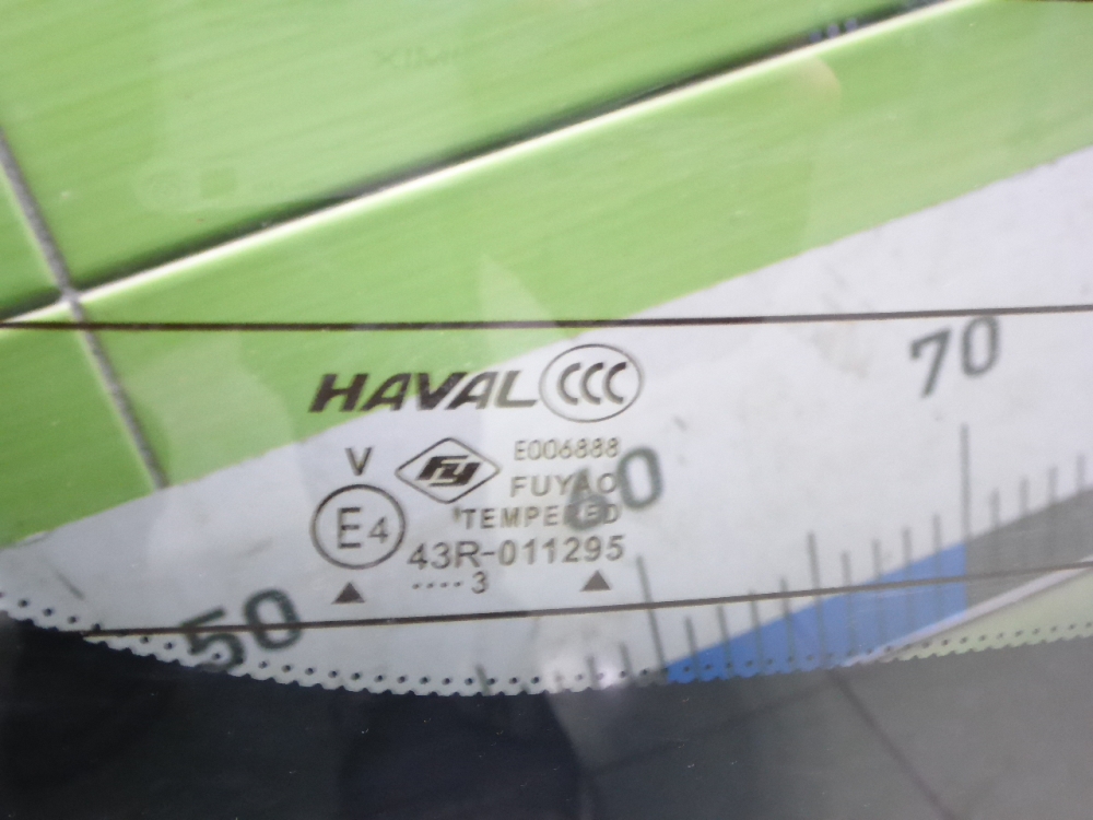 Стекло двери багажника