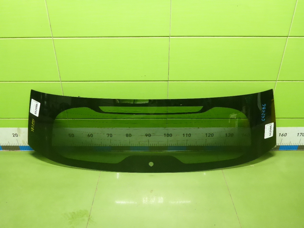 Стекло двери багажника