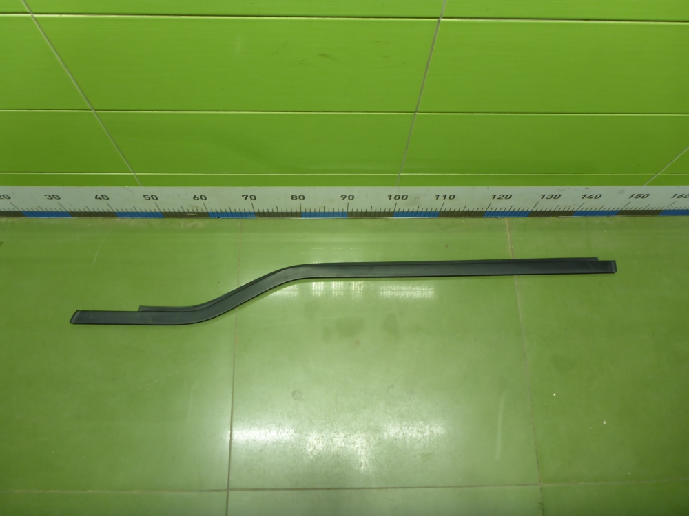 Накладка лобового стекла левая