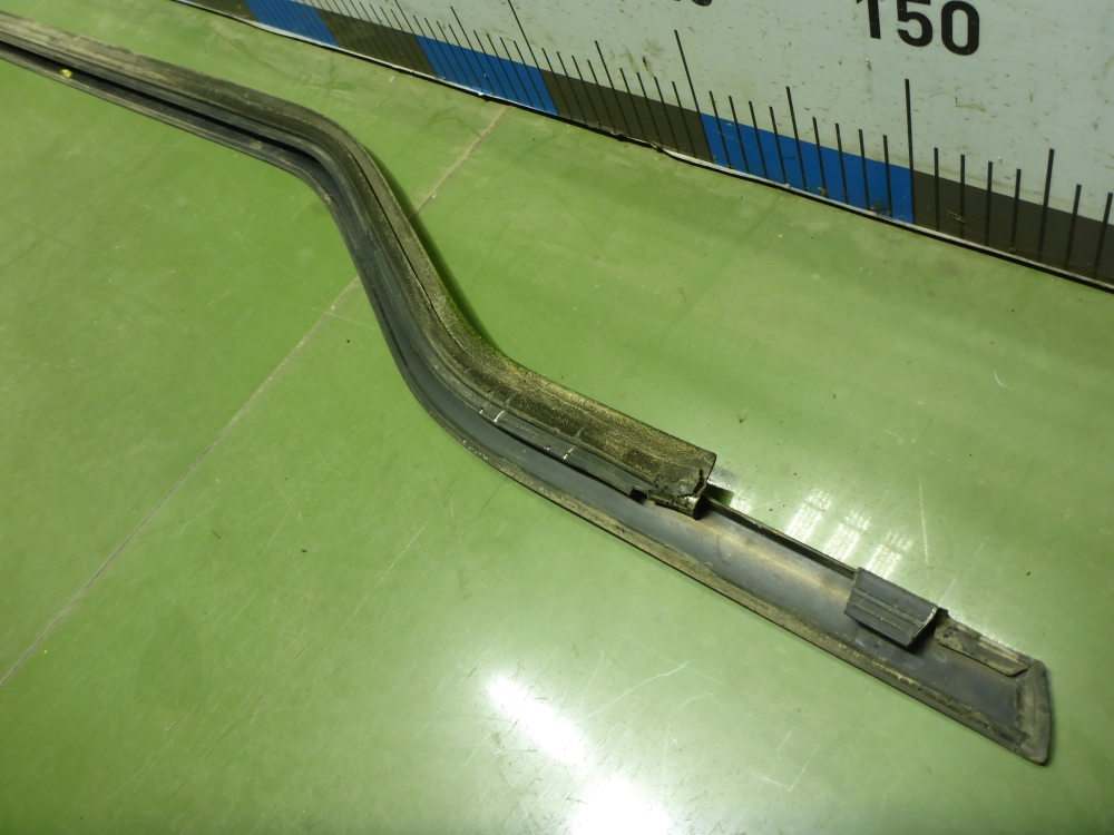 Накладка лобового стекла левая