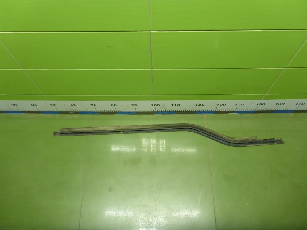 Накладка лобового стекла левая