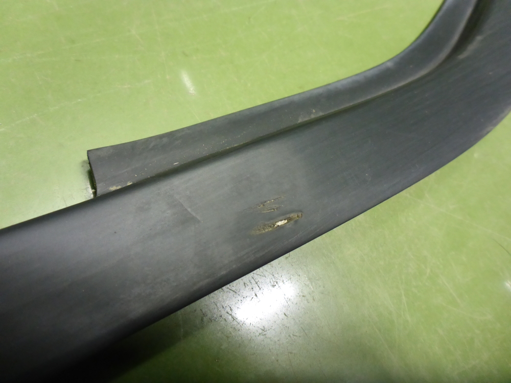 Накладка лобового стекла левая