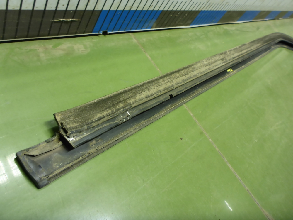 Накладка лобового стекла левая