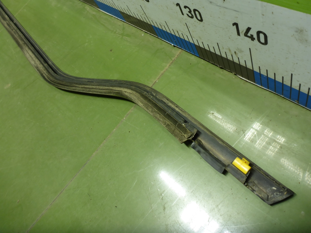 Накладка стекла переднего правого