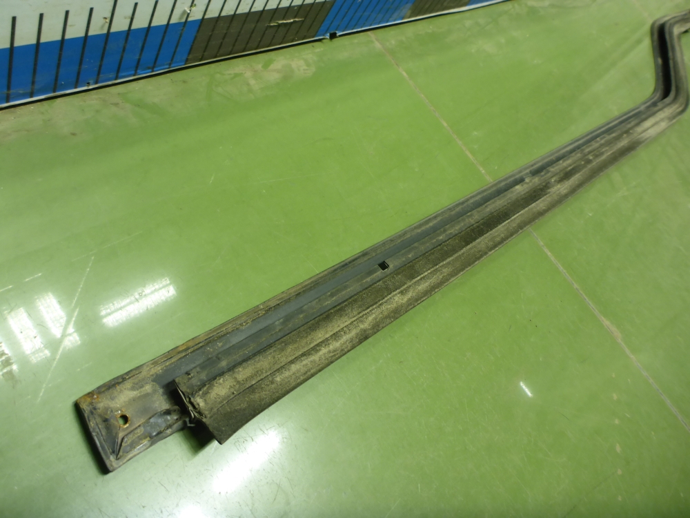 Накладка стекла переднего правого