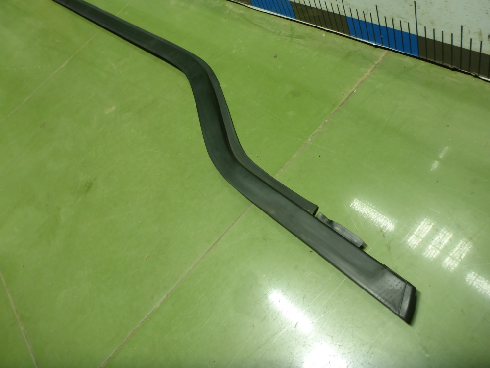 Накладка стекла переднего правого