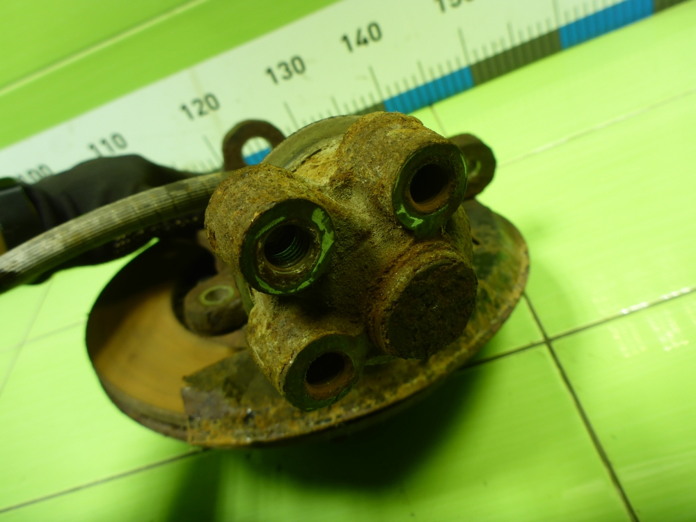 Кулак поворотный передний правый