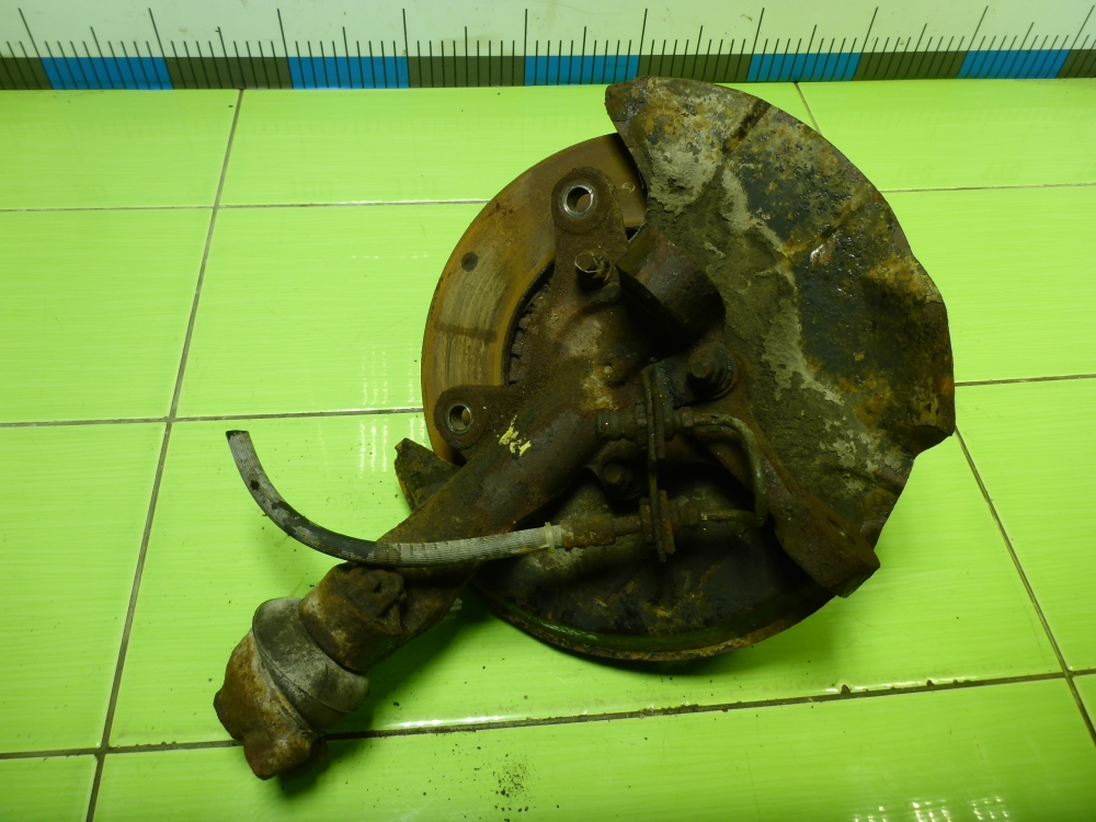 Кулак поворотный передний правый