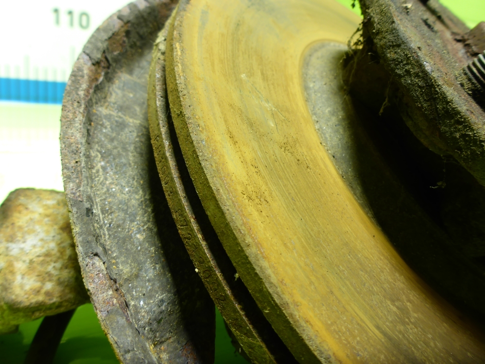 Кулак поворотный передний правый