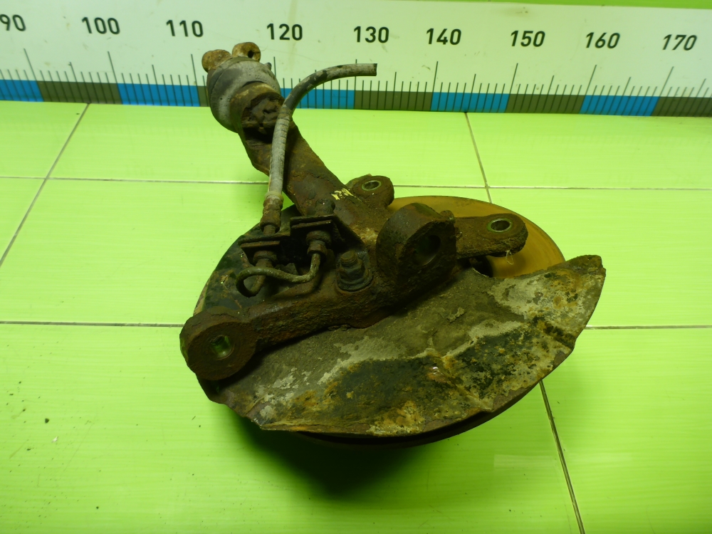 Кулак поворотный передний правый