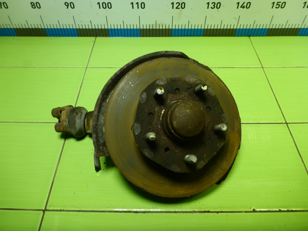 Кулак поворотный передний правый