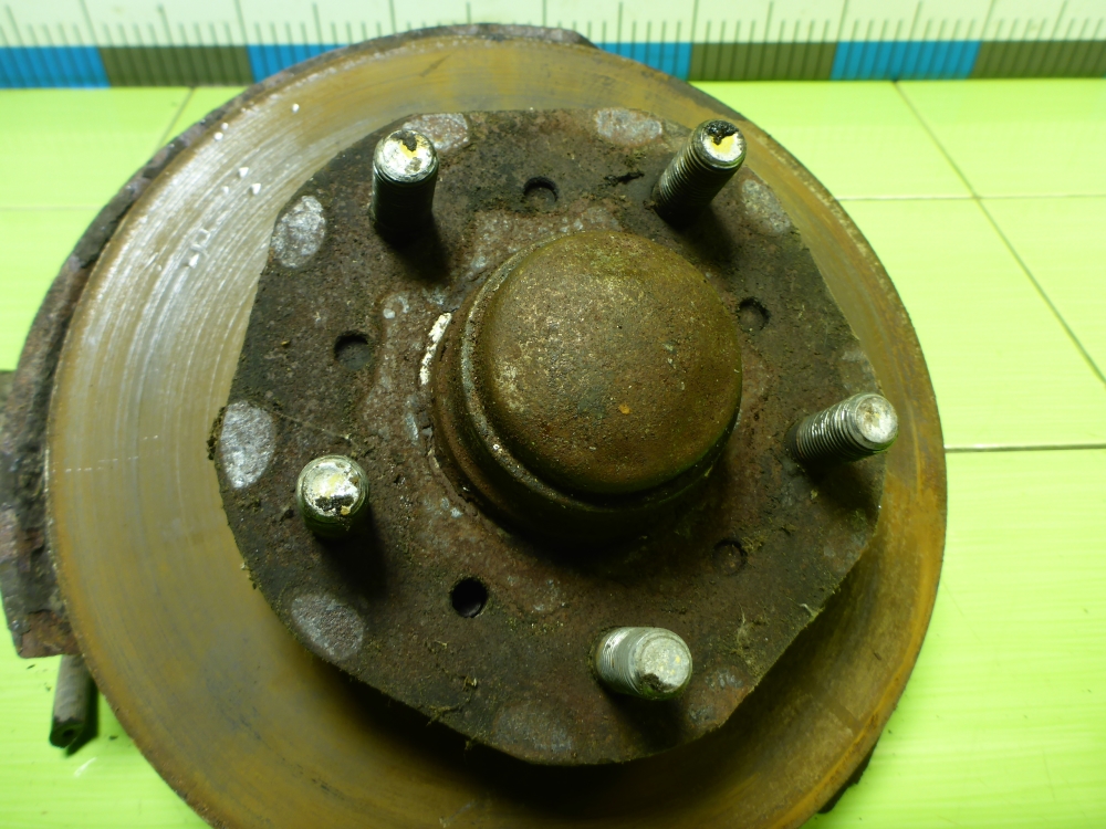 Кулак поворотный передний правый