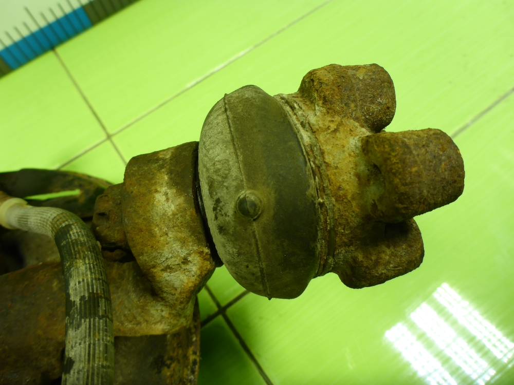 Кулак поворотный передний правый