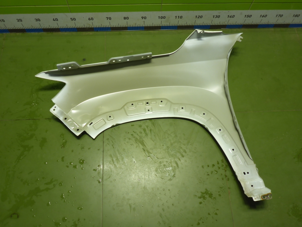 Крыло переднее правое