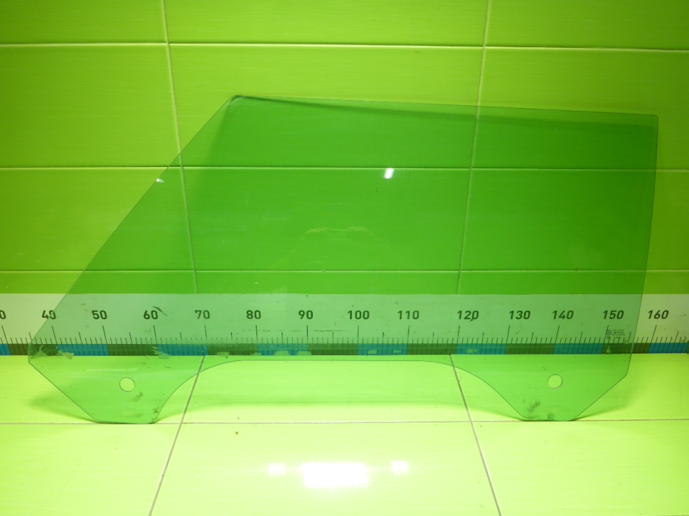 Стекло двери передней левой