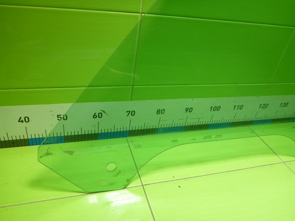 Стекло двери передней левой