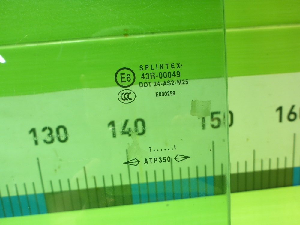 Стекло двери передней левой