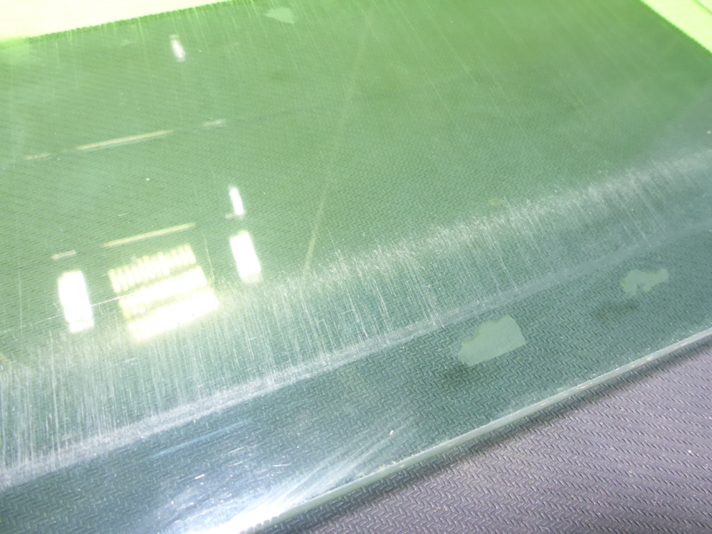 Стекло двери передней левой