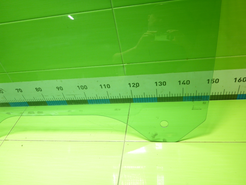 Стекло двери передней левой