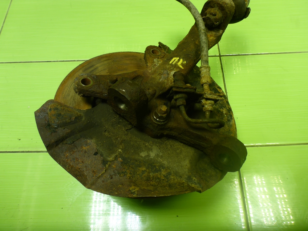 Кулак поворотный передний левый