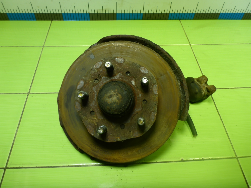 Кулак поворотный передний левый