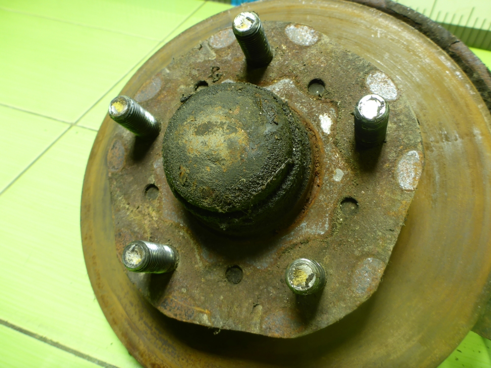 Кулак поворотный передний левый