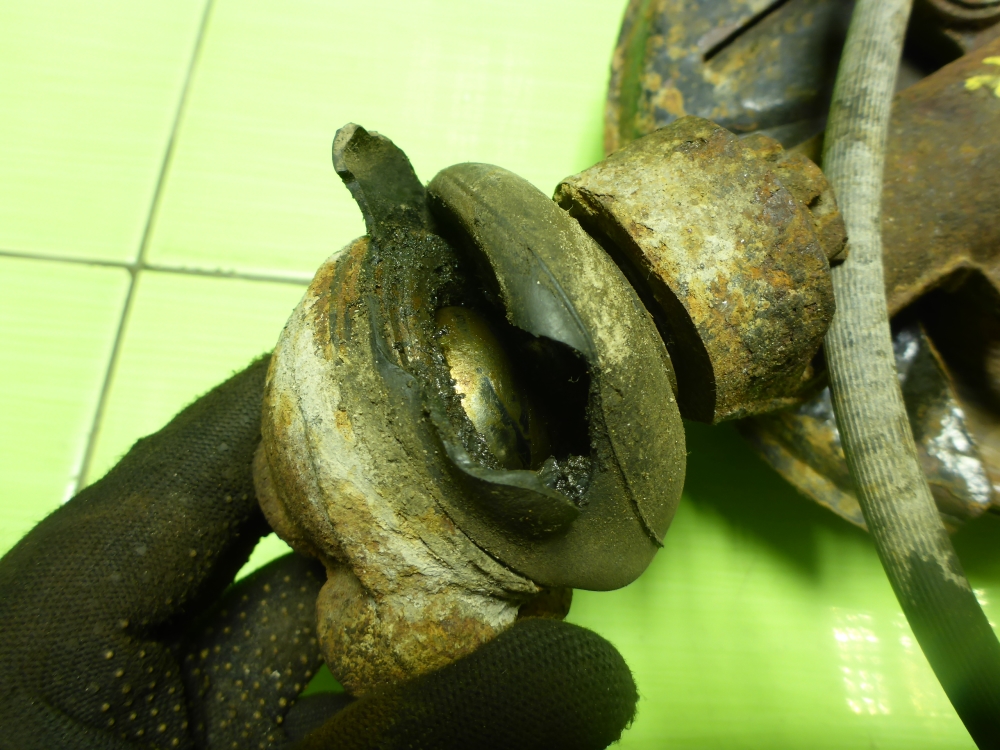 Кулак поворотный передний левый