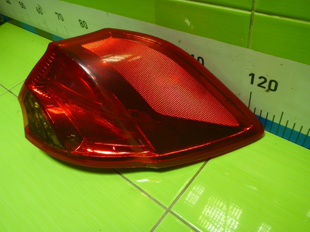 Фонарь задний наружный правый