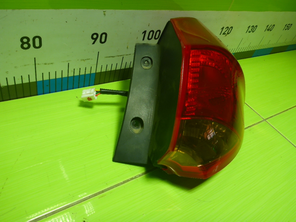 Фонарь задний наружный правый