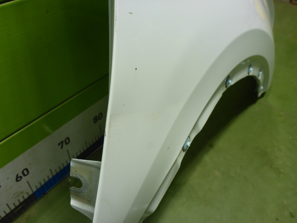 Крыло переднее правое