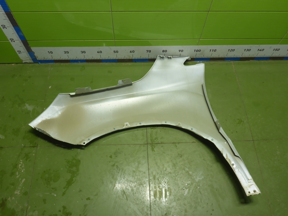Крыло переднее правое