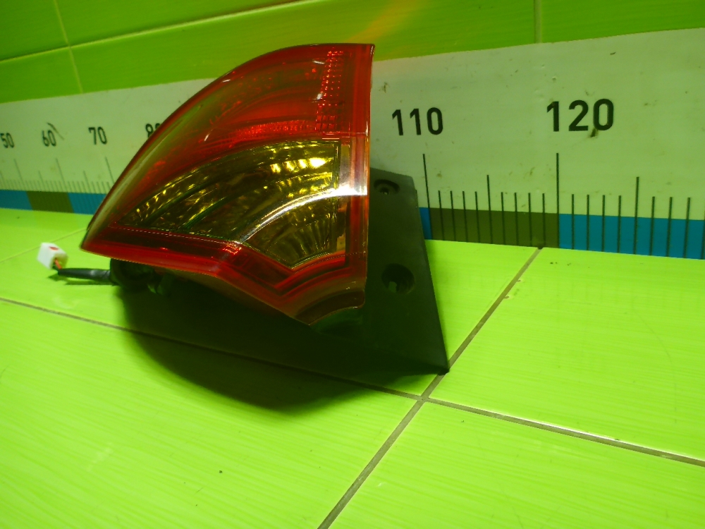 Фонарь задний наружный левый